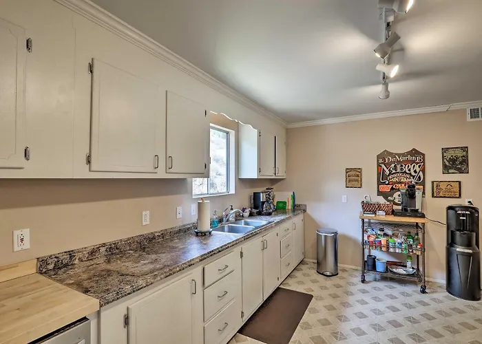 Holiday home W/ Private Parking & Ev Charger! Bisbee