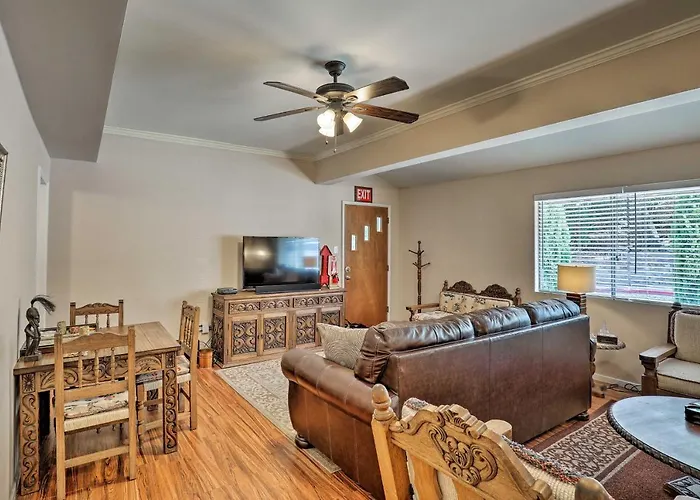 Holiday home W/ Private Parking & Ev Charger!